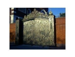Распашные ворота из стального листа с декоративными элементами